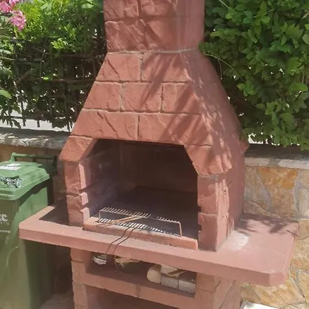 Luxury With Beautiful Garden 100 M From Apartment