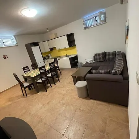 Apartment Luxury With Beautiful Garden 100 M From *