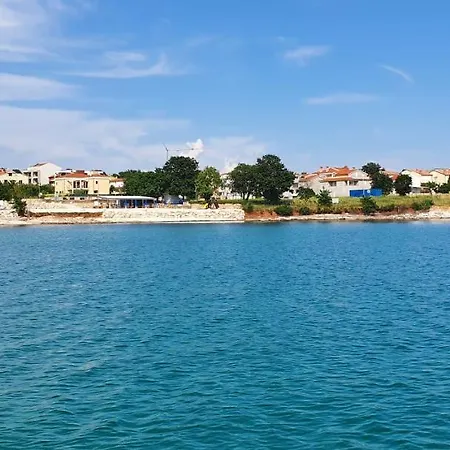 Apartment Luxury With Beautiful Garden 100 M From Medulin