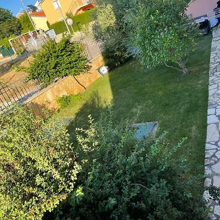 Apartment Luxury With Beautiful Garden 100 M From Medulin