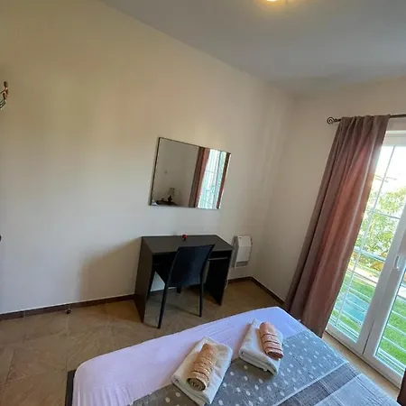 Luxury With Beautiful Garden 100 M From Medulin