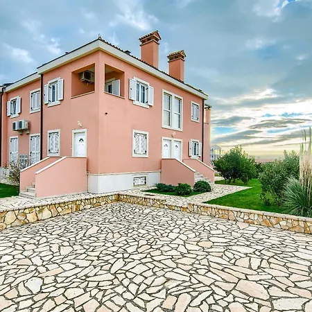 Luxury With Beautiful Garden 100 M From Apartman *