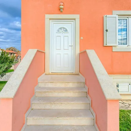 Luxury With Beautiful Garden 100 M From Apartman