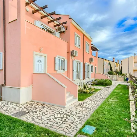Luxury With Beautiful Garden 100 M From Apartment
