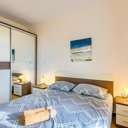 Apartman Luxury With Beautiful Garden 100 M From Medulin