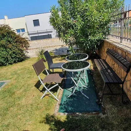 Luxury With Beautiful Garden 100 M From Apartman