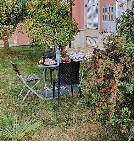 Luxury With Beautiful Garden 100 M From Apartment *
