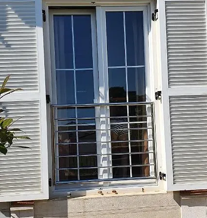 Luxury With Beautiful Garden 100 M From Apartment *