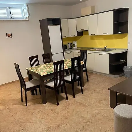 Apartment Luxury With Beautiful Garden 100 M From