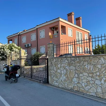 Luxury With Beautiful Garden 100 M From * Medulin