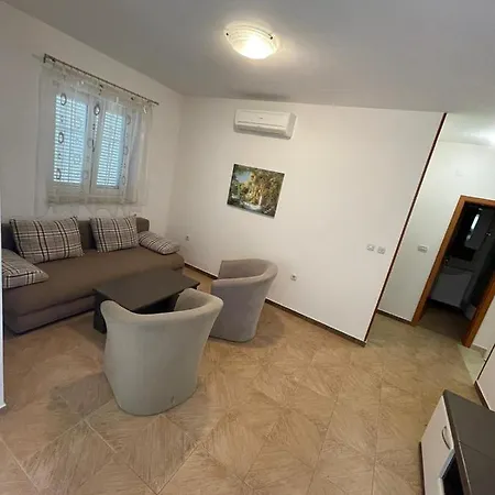 Apartment Luxury With Beautiful Garden 100 M From *