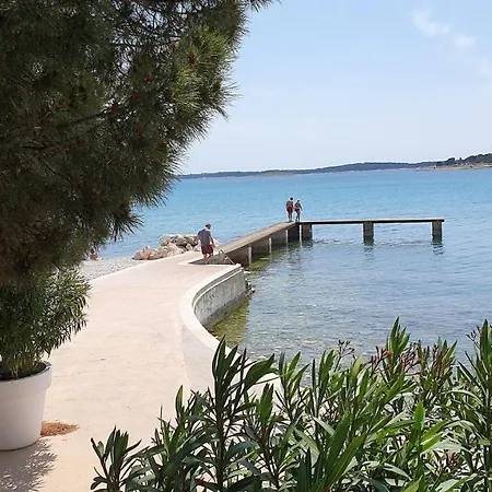 Apartment Luxury With Beautiful Garden 100 M From Medulin