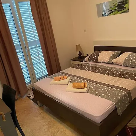 Luxury With Beautiful Garden 100 M From *