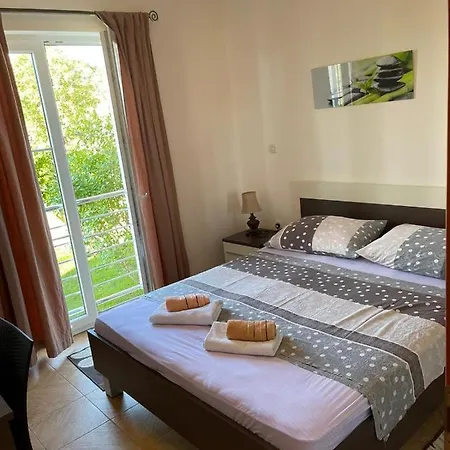 Luxury With Beautiful Garden 100 M From Apartment *