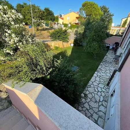 Luxury With Beautiful Garden 100 M From Medulin